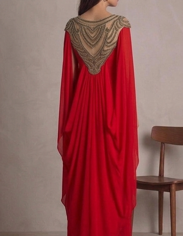 Vestido de Gala "Fénix Rojo" con Capa Integrada y Pechera de Orfebrería