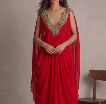 Vestido de Gala "Fénix Rojo" con Capa Integrada y Pechera de Orfebrería
