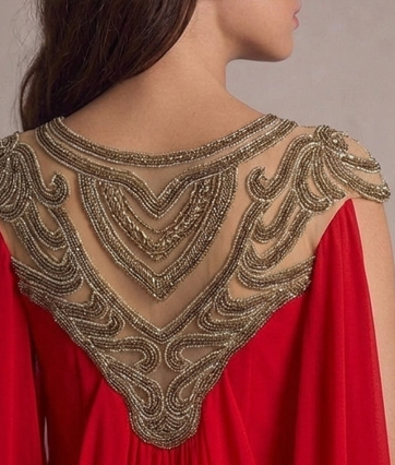 Vestido de Gala "Fénix Rojo" con Capa Integrada y Pechera de Orfebrería