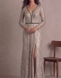Elegante Vestido de Noche en Oro Rosa con Lentejuelas Swirl y Adornos de Pedrería