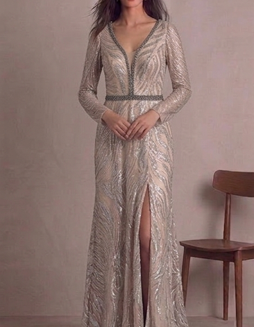 Elegante Vestido de Noche en Oro Rosa con Lentejuelas Swirl y Adornos de Pedrería
