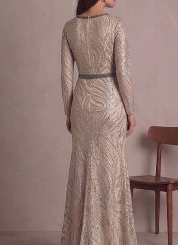 Elegante Vestido de Noche en Oro Rosa con Lentejuelas Swirl y Adornos de Pedrería