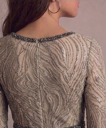 Elegante Vestido de Noche en Oro Rosa con Lentejuelas Swirl y Adornos de Pedrería