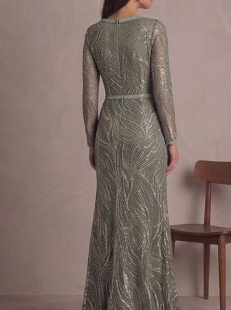 Elegante Vestido de Noche en Verde Menta con Lentejuelas Swirl y Escote Ilusión con Copas
