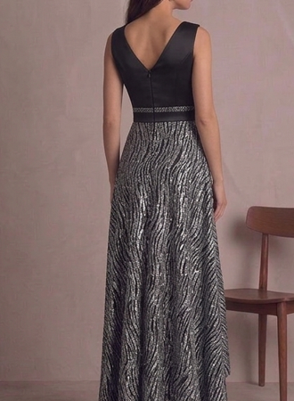 Elegante Vestido de Gala Bicolor con Cuerpo de Satén y Falda Asimétrica Texturizada