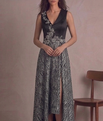 Elegante Vestido de Gala Bicolor con Cuerpo de Satén y Falda Asimétrica Texturizada