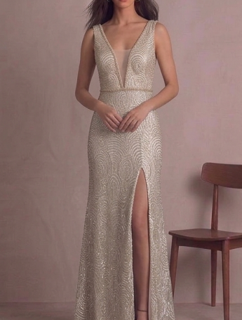 Elegante Vestido de Gala de Sirena Dorado y Marfil con Abertura y Espalda de Ilusión
