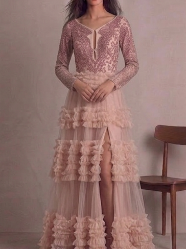 Espectacular Vestido de Noche en Tono Rosa con Ruffles de Tulle y Detalles Bordados