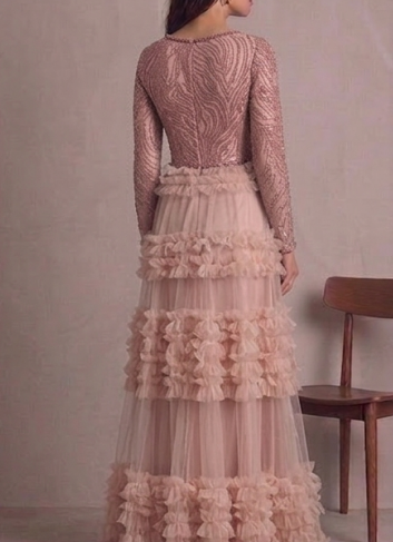 Espectacular Vestido de Noche en Tono Rosa con Ruffles de Tulle y Detalles Bordados