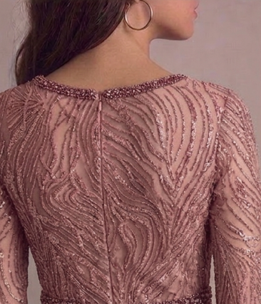 Espectacular Vestido de Noche en Tono Rosa con Ruffles de Tulle y Detalles Bordados
