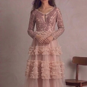 Espectacular Vestido de Noche en Tono Rosa con Ruffles de Tulle y Detalles Bordados