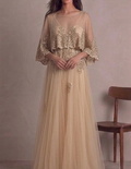 Espectacular Vestido de Noche "Aura Dorada" en Tulle y Apliques de Encaje con Capeado de Malla