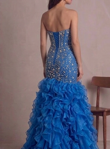 Espectacular Vestido de Noche "Océano de Ruffles" con Corpiño de Cristales