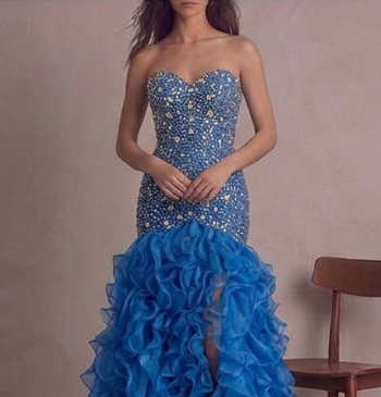 Espectacular Vestido de Noche "Océano de Ruffles" con Corpiño de Cristales