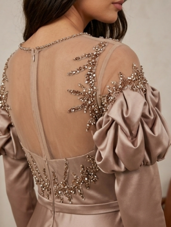 Espectacular Vestido de Gala de Sirena Dorado con Corpiño de Ilusión y Detalle de Manga Capeada