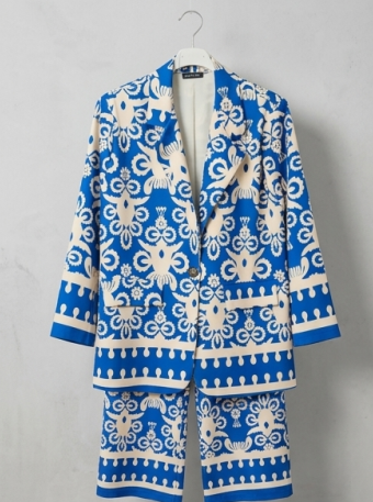 Elegante Traje de Dos Piezas con Estampado Ornamental Azul y Crema