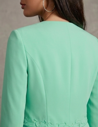 Elegante Conjunto de Dos Piezas "Verde Menta" con Bordado Floral y Silueta Ejecutiva