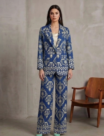 Elegante Traje de Pantalón y Chaqueta Damasco Azul Cobalto y Crema "Made in Italy"