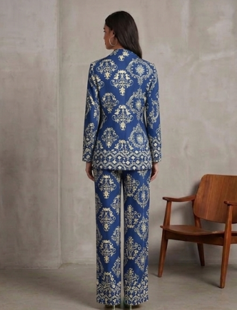 Elegante Traje de Pantalón y Chaqueta Damasco Azul Cobalto y Crema "Made in Italy"
