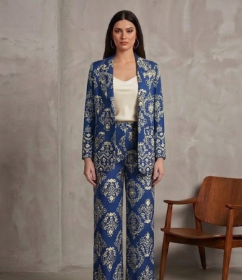 Elegante Traje de Pantalón y Chaqueta Damasco Azul Cobalto y Crema "Made in Italy"