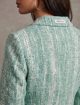 Elegante Traje de Dos Piezas en Tweed Verde Salvia con Acabado Marmolado y Corte Ejecutivo