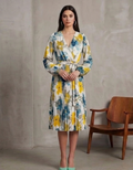 Vestido Midi Plisado con Estampado Floral Artístico y Escote Cruzado en V