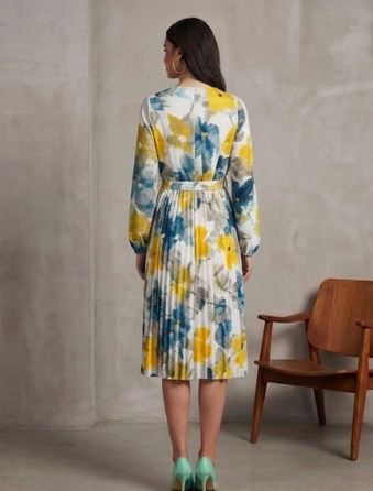 Vestido Midi Plisado con Estampado Floral Artístico y Escote Cruzado en V