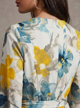 Vestido Midi Plisado con Estampado Floral Artístico y Escote Cruzado en V