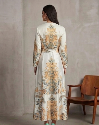 Elegante Maxivestido Satinado de Corte Cruzado con Estampado de Medallones Dorados y Azules