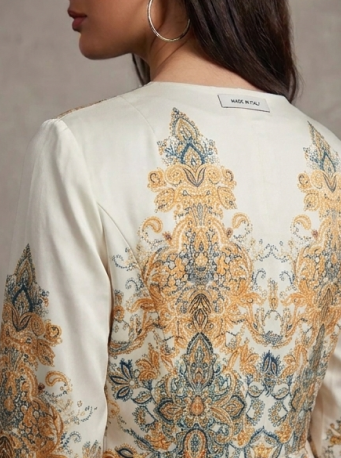 Elegante Maxivestido Satinado de Corte Cruzado con Estampado de Medallones Dorados y Azules