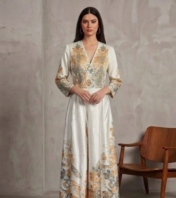 Elegante Maxivestido Satinado de Corte Cruzado con Estampado de Medallones Dorados y Azules