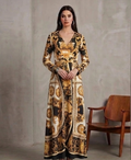 Elegante Maxivestido Ajustado de Manga Larga con Estampado Barroco Dorado y Negro