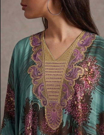 Elegante Túnica de Manga Larga con Estampado Barroco Dorado y Negro