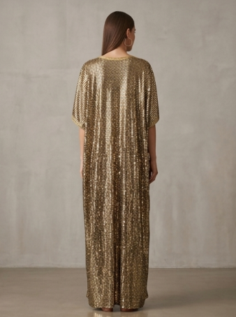 Elegante Maxivestido Satinado de Corte Cruzado con Estampado de Medallones Dorados