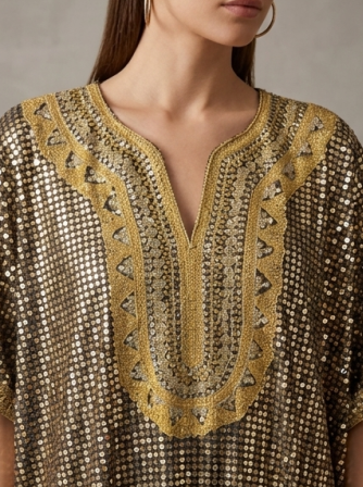 Elegante Maxivestido Satinado de Corte Cruzado con Estampado de Medallones Dorados