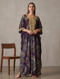Elegante Maxivestido Satinado de Corte Cruzado con Estampado de Medallones Dorados y Azules