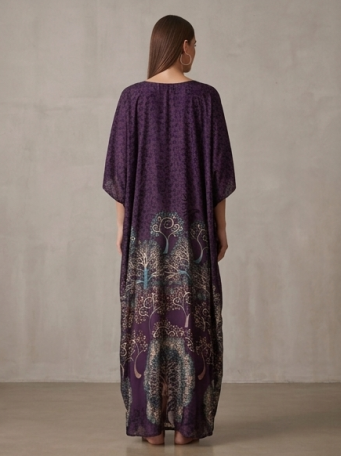 Elegante Maxivestido Satinado de Corte Cruzado con Estampado de Medallones Dorados y Azules