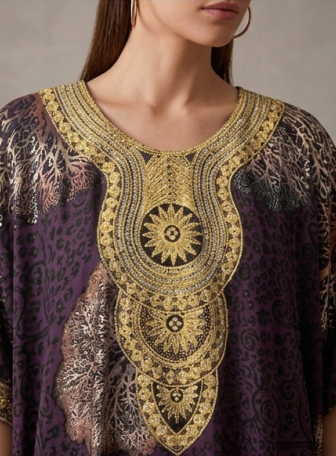 Elegante Maxivestido Satinado de Corte Cruzado con Estampado de Medallones Dorados y Azules