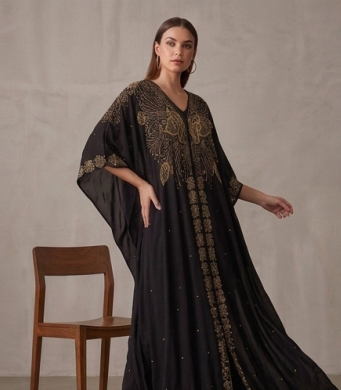 Abaya de Gala con Capucha "Estrella del Desierto" en Negro y Cristales Dorados