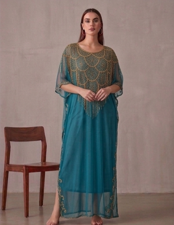 Elegante Maxivestido de Tul en Azul Pavo Real con Adornos de Lujo y Flecos Dorados