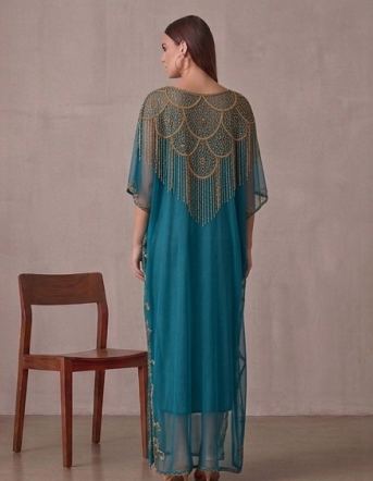 Elegante Maxivestido de Tul en Azul Pavo Real con Adornos de Lujo y Flecos Dorados