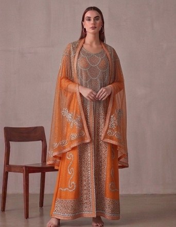 Elegante Conjunto de Kaftán Naranja de Dos Piezas con Bordados Plateados y Capa de Malla