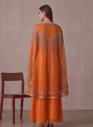 Elegante Conjunto de Kaftán Naranja de Dos Piezas con Bordados Plateados y Capa de Malla