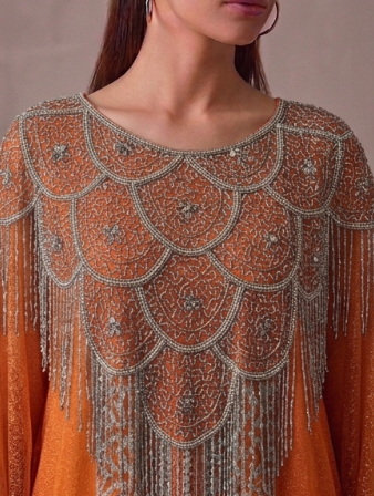 Elegante Conjunto de Kaftán Naranja de Dos Piezas con Bordados Plateados y Capa de Malla