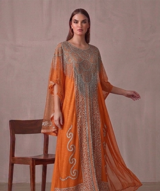 Elegante Conjunto de Kaftán Naranja de Dos Piezas con Bordados Plateados y Capa de Malla