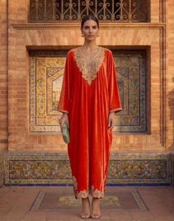 Túnica de Gala "Sol de Marruecos" en Terciopelo Naranja Vibrante con Bordados en Oro y Multi-Color