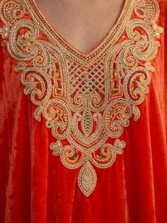 Túnica de Gala "Sol de Marruecos" en Terciopelo Naranja Vibrante con Bordados en Oro y Multi-Color