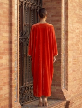 Túnica de Gala "Sol de Marruecos" en Terciopelo Naranja Vibrante con Bordados en Oro y Multi-Color