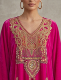 Kaftán Real "Fucsia Imperial" en Crepé con Pechera de Cristales y Bordados Étnicos