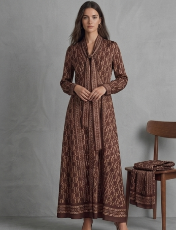 Elegancia Monocromática: El Nuevo Conjunto de Seda de Carolina Herrera